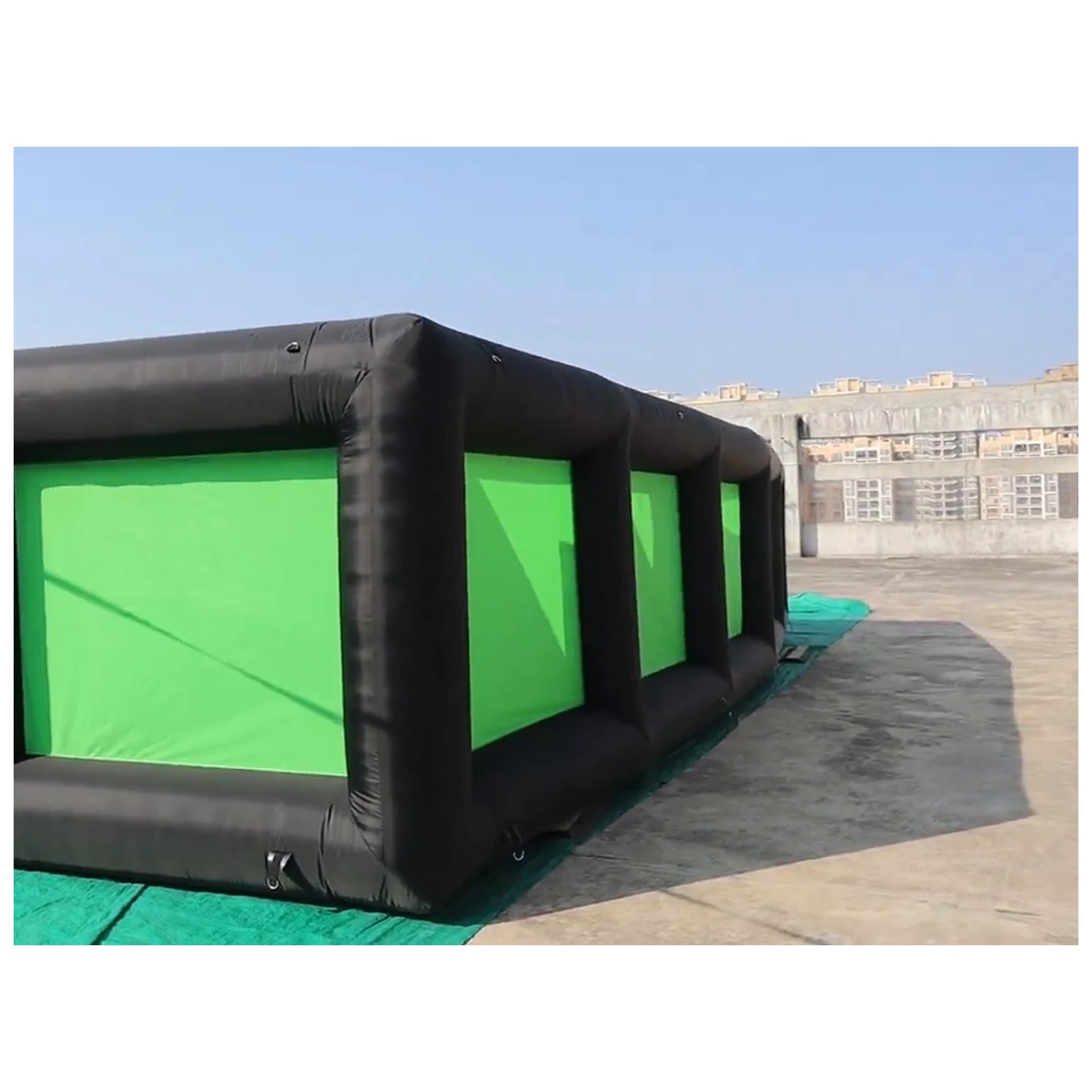 Buiten opblaasbaar doolhof in  - Outdoor Adventure Kids Party recensie en prijs